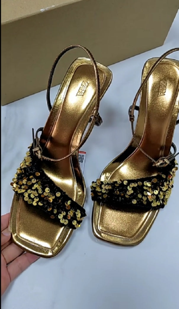 DISPONIBLE EN BATA Zapatos tacón  de Zara